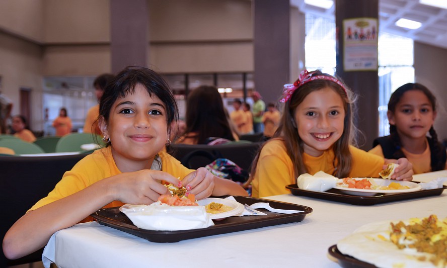 children eating lunch